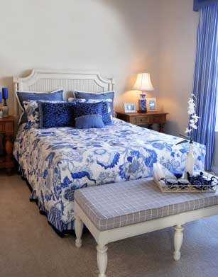 Blue and White Bedroom Color Scheme Using Pattern 